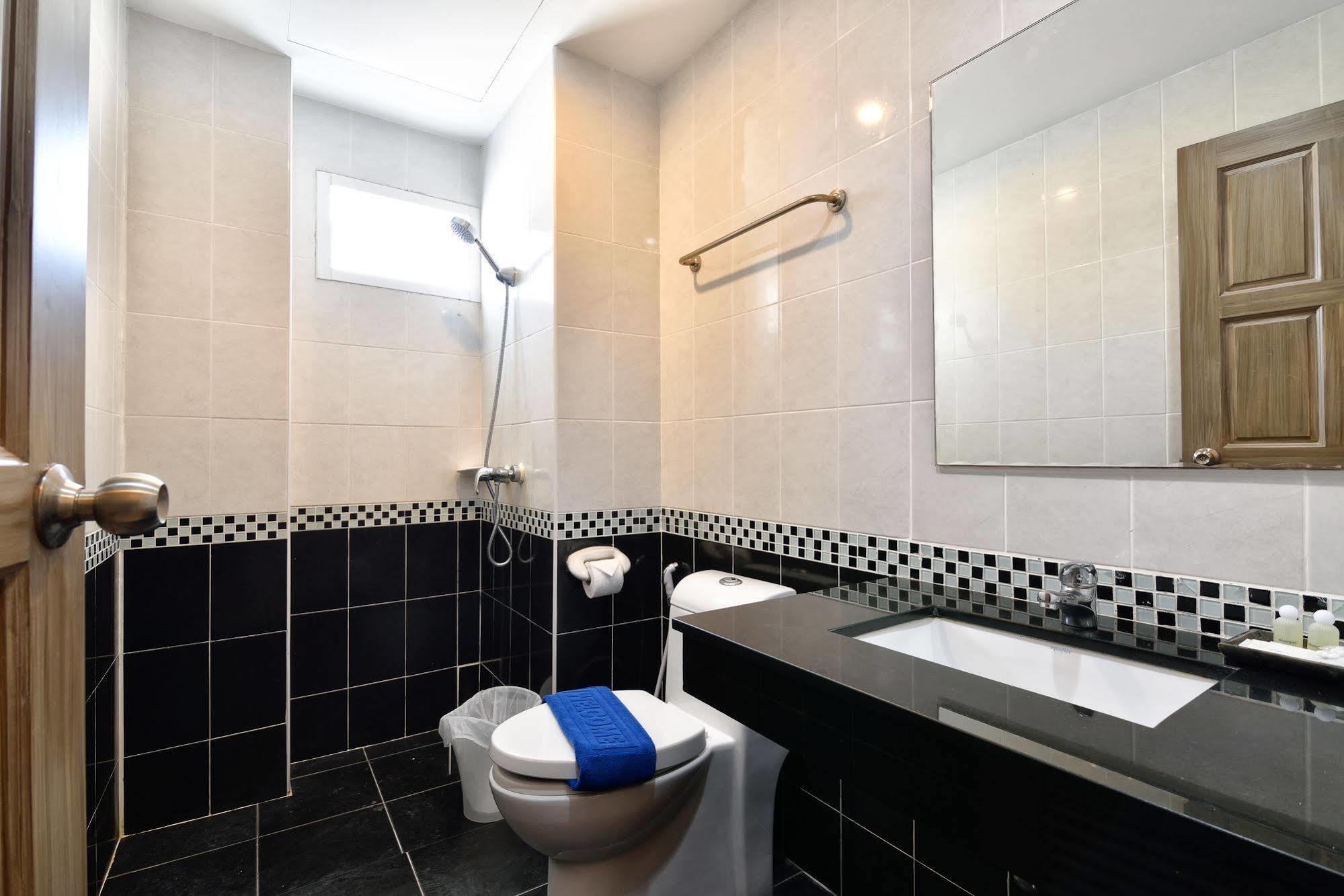88 Hotel Patong Bagian luar foto