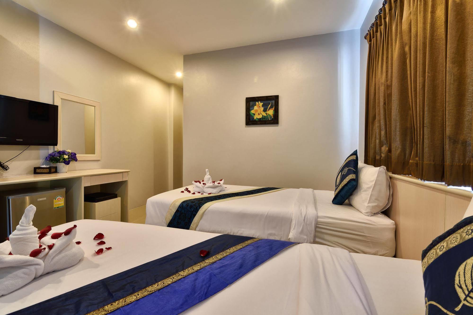 88 Hotel Patong Bagian luar foto