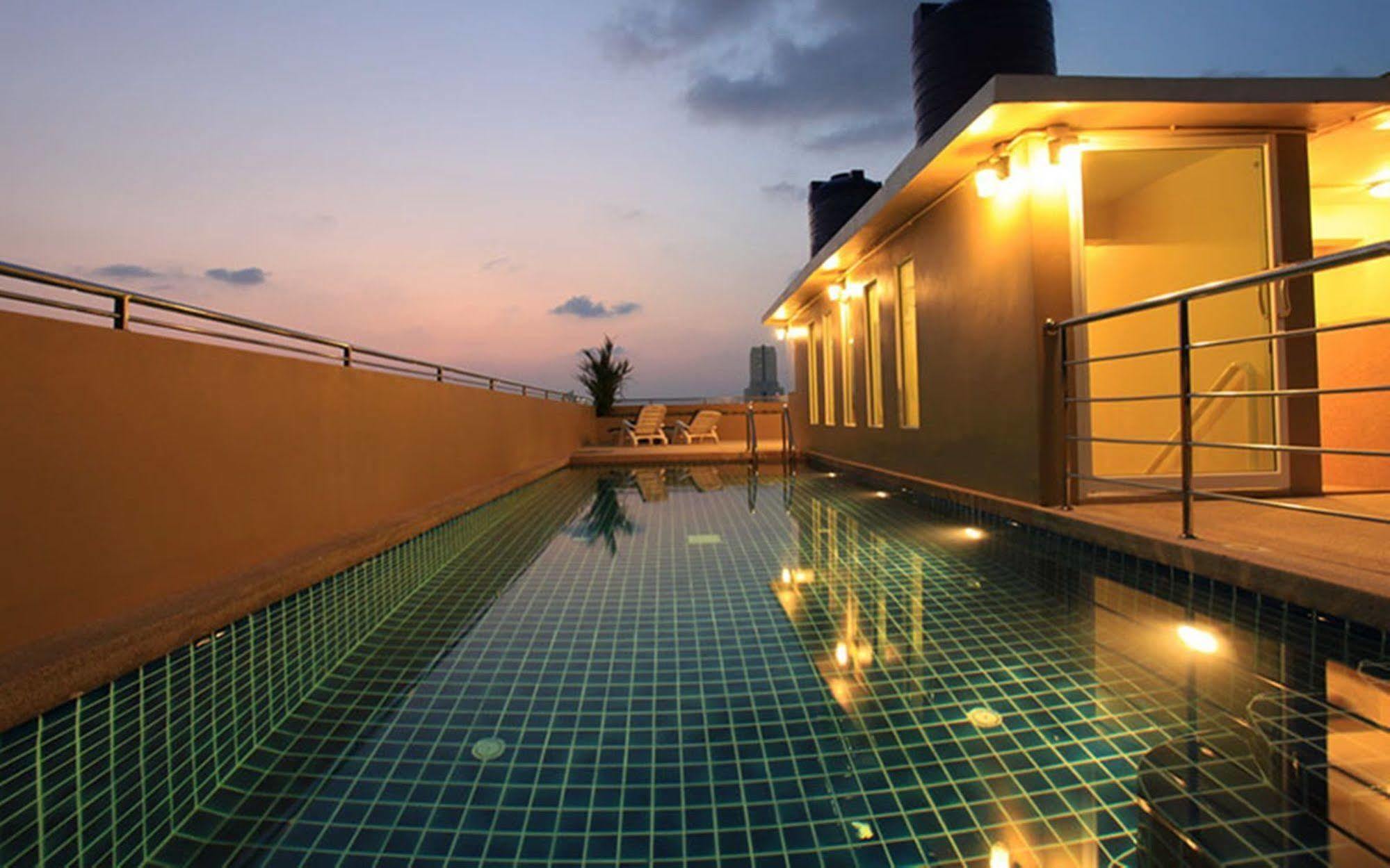 88 Hotel Patong Bagian luar foto